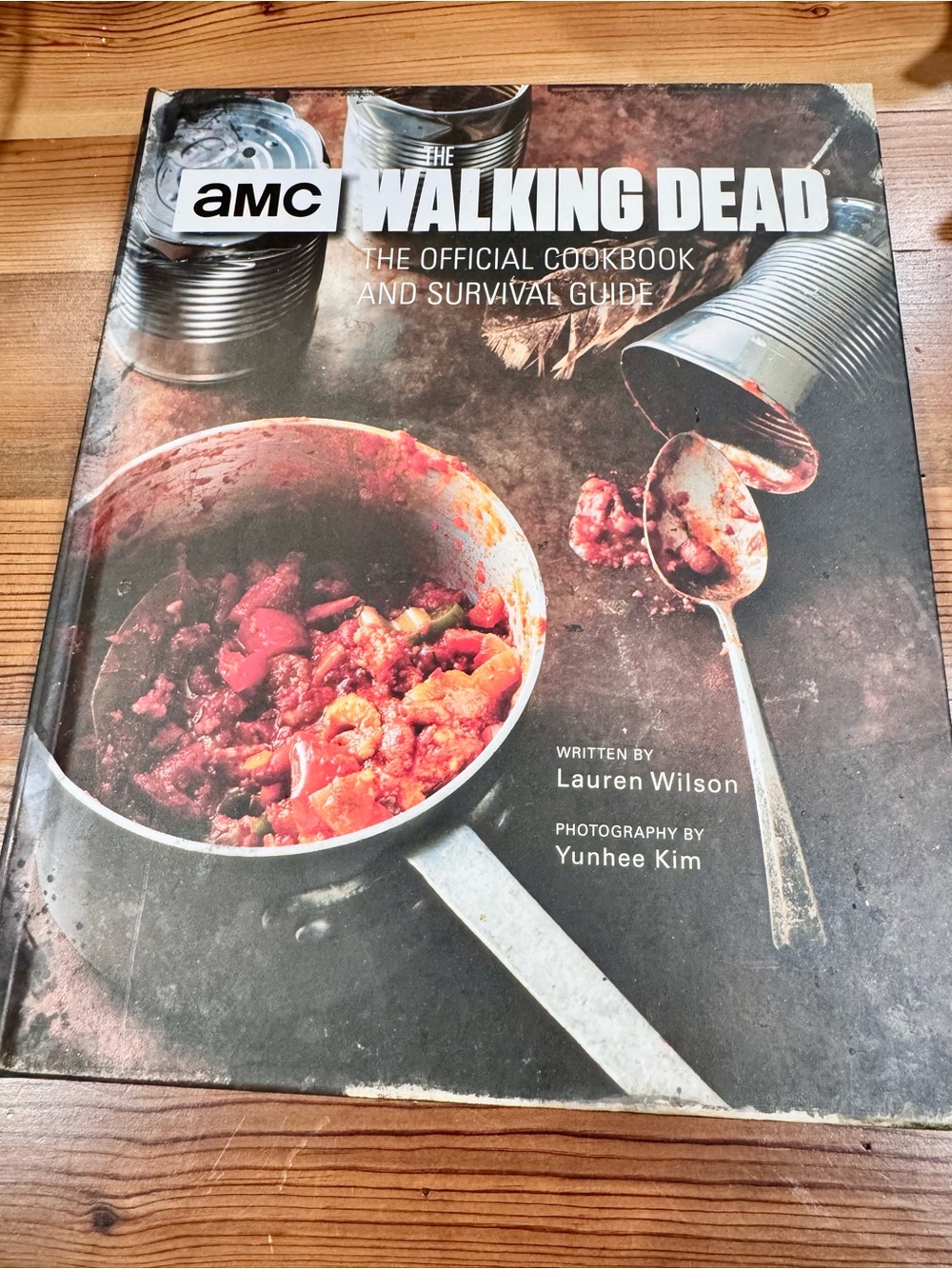 The Walking Dead Cookbook and Survival Guide - Black Cover